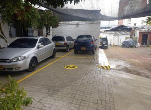 ブカラマンガにあるHotel Colonial Plazaの駐車場に停車した車の集団