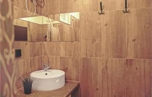 bagno con lavandino e specchio di Awesome Home In Wersk With Sauna a Wersk