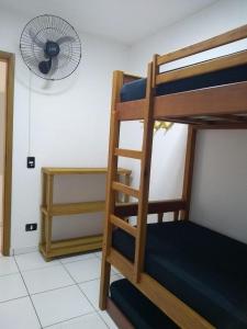 um quarto com um beliche e uma ventoinha em Apto Ubatuba Home - Eloisa 114 em Ubatuba