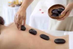 a woman getting a massage in a spa salon at HOSTAL DEL RÍO in Ibarra