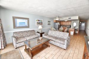 uma sala de estar com dois sofás e uma mesa em 0404 Waters Edge Resort condo em Myrtle Beach