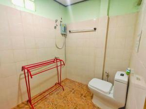 a small bathroom with a toilet and a shower at Talay Samed in Ko Samed