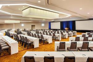 uma sala de conferências com mesas e cadeiras brancas em Sheraton Inner Harbor Hotel em Baltimore