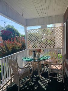 patio con tavolo e sedie su una terrazza di Strathaird Bed and Breakfast a Niagara Falls