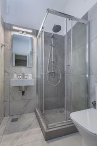 ein Bad mit einer Dusche und einem Waschbecken in der Unterkunft Villa Zeta in Chrissi Akti