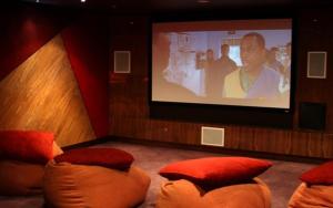 ゴールドコーストにあるreflections 202のソファとスクリーン付きテレビのある部屋 +8枚の写真