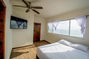 Säng eller sängar i ett rum på Ocean-VIEW Two Story Condo on the beach