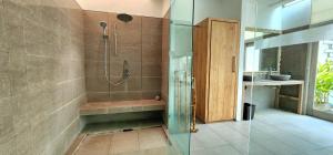 ein Badezimmer mit Dusche mit Glastür in der Unterkunft Zoe Villa Canggu Bali in Canggu