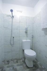 La salle de bains est pourvue d'une douche et de toilettes. dans l'établissement Tastura Homestay, à Praya
