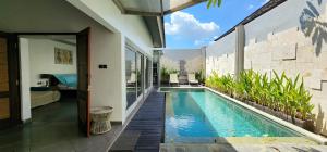 ein Swimmingpool mitten in einem Haus in der Unterkunft Zoe Villa Canggu Bali in Canggu + 4 Fotos