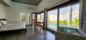Der Swimmingpool an oder in der Nähe von Zoe Villa Canggu Bali