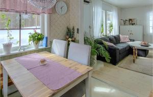 ein Wohnzimmer mit einem Tisch und einem Sofa in der Unterkunft Amazing Home In Idre With Kitchen in Storbo