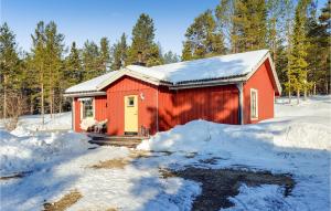 Ein rotes Gebäude mit Schnee im Schnee in der Unterkunft Amazing Home In Idre With Kitchen in Storbo