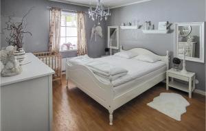 1 dormitorio con cama blanca y escritorio blanco en Amazing Home In Idre With Kitchen, en Storbo