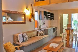 uma sala de estar com um sofá e uma cozinha em Sand Dweller Holiday Villa Point Lookout em Point Lookout