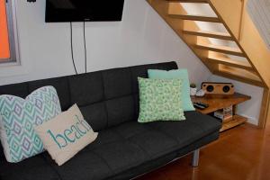 um sofá com almofadas na sala de estar em Sand Dweller Holiday Villa Point Lookout em Point Lookout