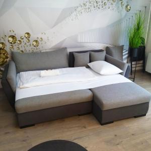 Un pat sau paturi într-o cameră la Victoria Apartman