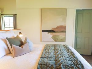 Schlafzimmer mit einem Bett mit Wandgemälde in der Unterkunft Clonmara Country House and Cottages in Port Fairy