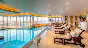 Bazén v ubytování InterContinental Johannesburg OR Tambo Airport Hotel by IHG nebo v jeho okolí