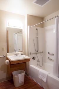 Ένα μπάνιο στο WoodSpring Suites Omaha Bellevue, an Extended Stay Hotel +9 φωτογραφίες