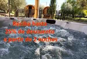 un tobogán acuático en un parque con las palabras redbia haica de en Artmonia en Castalla