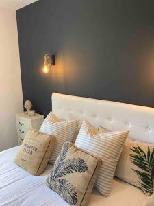 une chambre avec un lit avec des oreillers dessus dans l'établissement Villa les Romarins, à Saint-Didier 50 autres photos