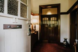 un pasillo con una puerta y una habitación con en Green Gables King Suite en Castlemaine