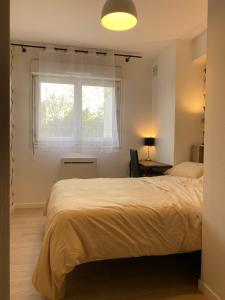 Posteľ alebo postele v izbe v ubytovaní Sleep In La Mulatière