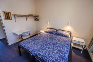 1 dormitorio con 1 cama, 1 mesa y 1 silla en YHA Grampians Eco, Halls Gap en Halls Gap