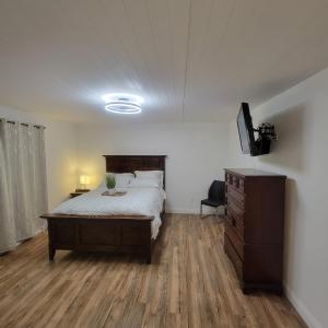 1 dormitorio con 1 cama, vestidor y TV en Private Room with Private Bath, en Rialto