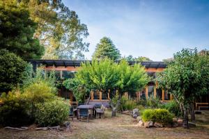 une maison avec un jardin en face dans l'établissement YHA Grampians Eco, Halls Gap, à Halls Gap