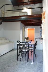 a dining room with a table and chairs and a bed at La Casa de Sol in Posadas