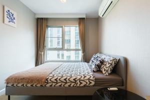 a small bedroom with a bed and a window at 182-网红火车夜市边 泳池公寓免费WiFi mrt 100m in Ban Tha Satu