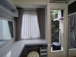 Habitación pequeña con ventana y balcón. en Airin Suite en Depok