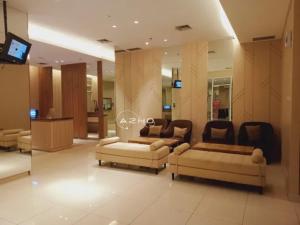 sala de estar con 2 sofás y TV en Airin Suite en Depok