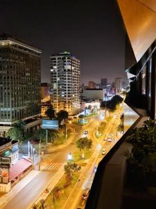 un skyline di notte con auto su strada di Apartamento - Sky Tower 1005 a Lima