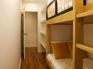 Cette petite chambre comprend des lits superposés et un escalier. dans l'établissement Apartamento - Sky Tower 1005, à Lima