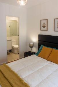 una camera con un grande letto e un bagno di Apartamento - Sky Tower 1005 a Lima