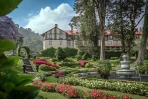 努沃勒埃利耶的住宿－The Grand Hotel - Heritage Grand，一座带花园和喷泉的大房子