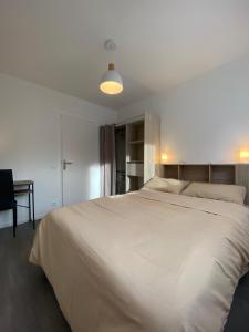 Posteľ alebo postele v izbe v ubytovaní Sleep In La Mulatière