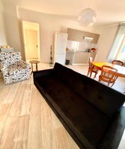 a living room with a large couch in the middle of a room at Appartement rénové 80 m2 in Foix +3 photos