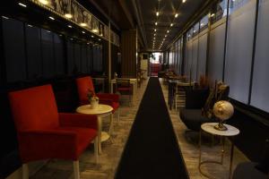 فندق فلوريا هاوس في إسطنبول: ممر مطعم فيه كراسي وطاولات