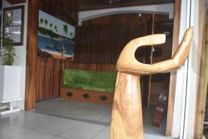 una sedia in legno seduta all'interno di una stanza di Hôtel Restaurant Gites Kribi a Kribi