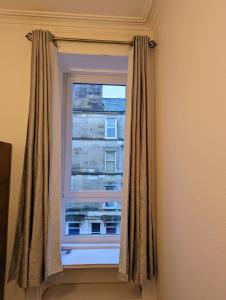 ein Fenster mit Blick auf ein Gebäude in der Unterkunft Bright Room Close to City Centre in Edinburgh