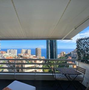 een balkon met uitzicht op de stad bij Beausoleil near Monaco in Beausoleil
