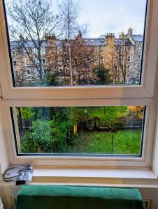 ein Fenster mit Blick auf ein Gebäude in der Unterkunft Bright Room Close to City Centre in Edinburgh