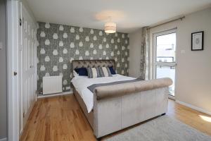 a bedroom with a bed in a room with a wall at Holywood Sea Renity in Holywood