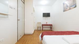 TV a/nebo společenská místnost v ubytování Nearest Hostel Pasay City by RedDoorz