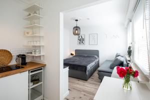 um pequeno quarto com uma cama e um sofá em Köhlz Appartment & Restaurant im 1. OG 