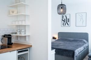 um pequeno quarto com uma cama e uma cozinha em Köhlz Appartment & Restaurant im 1. OG 